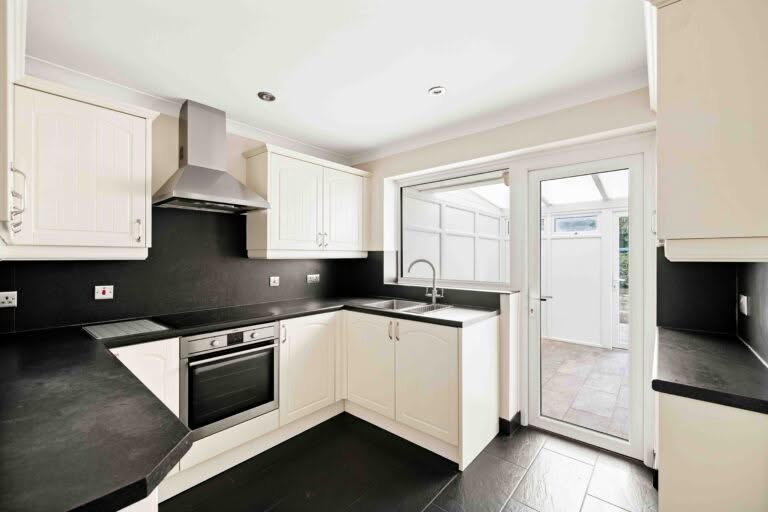 2 bedroom Semi-Detached Bungalow in Folkestone, Kent