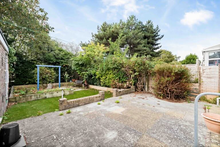 2 bedroom Semi-Detached Bungalow in Folkestone, Kent