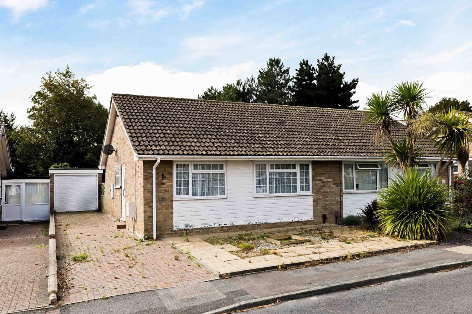 2 bedroom Semi-Detached Bungalow in Folkestone, Kent