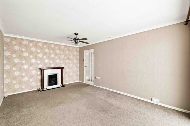 2 bedroom Semi-Detached Bungalow in Folkestone, Kent