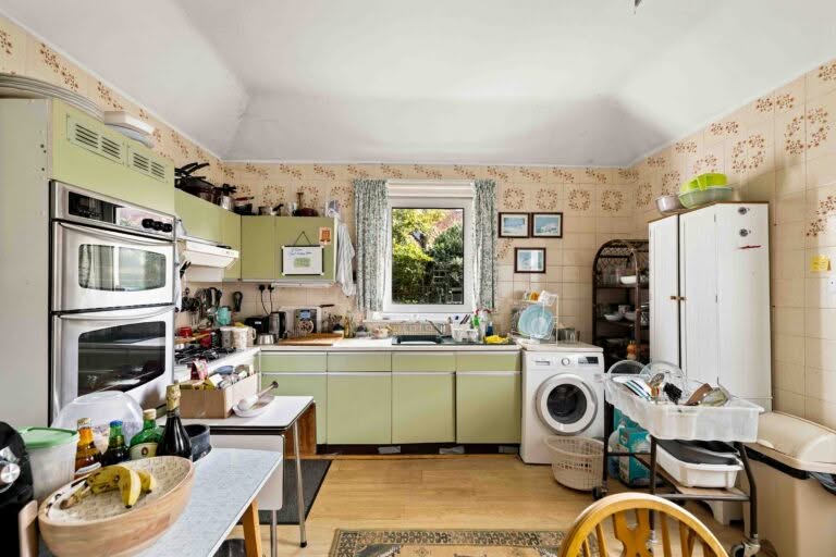 3 bedroom Ground Floor Flat in Folkestone, Kent