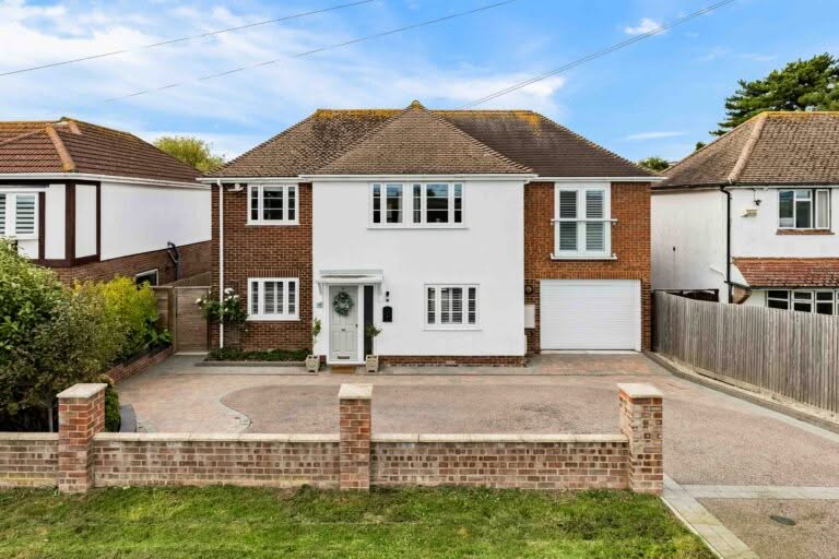 4 bedroom Detached House in Folkestone, Kent