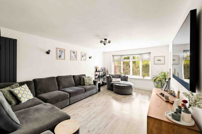3 bedroom Semi-Detached Bungalow in Folkestone, Kent