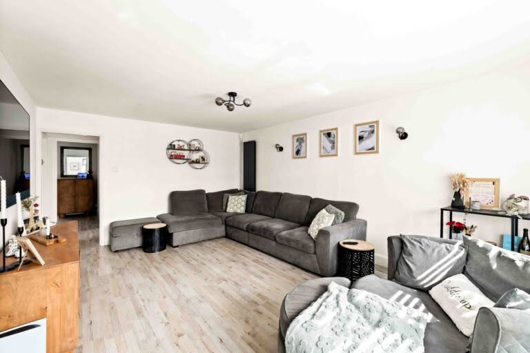 3 bedroom Semi-Detached Bungalow in Folkestone, Kent