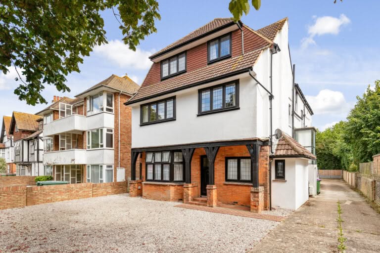 2 bedroom Flat in Folkestone, Kent