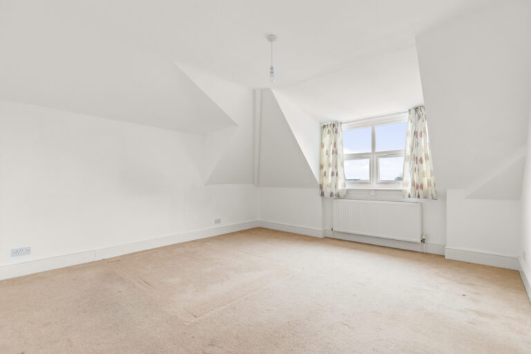 2 bedroom Flat in Folkestone, Kent