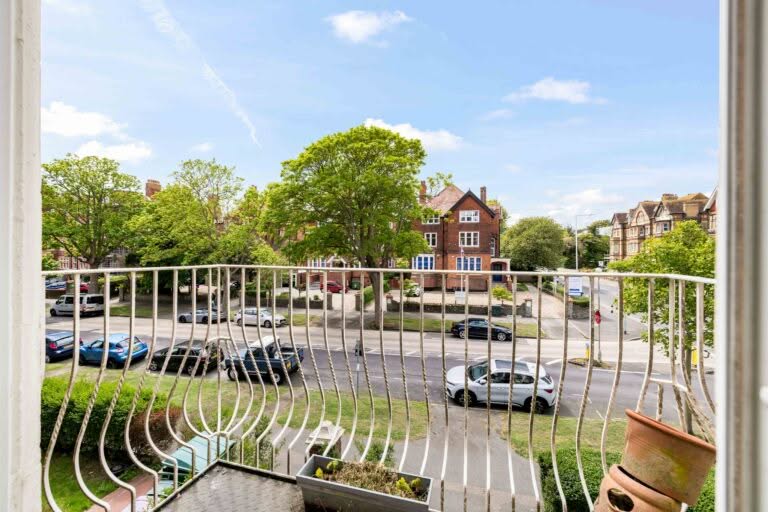 3 bedroom Flat in Folkestone, Kent
