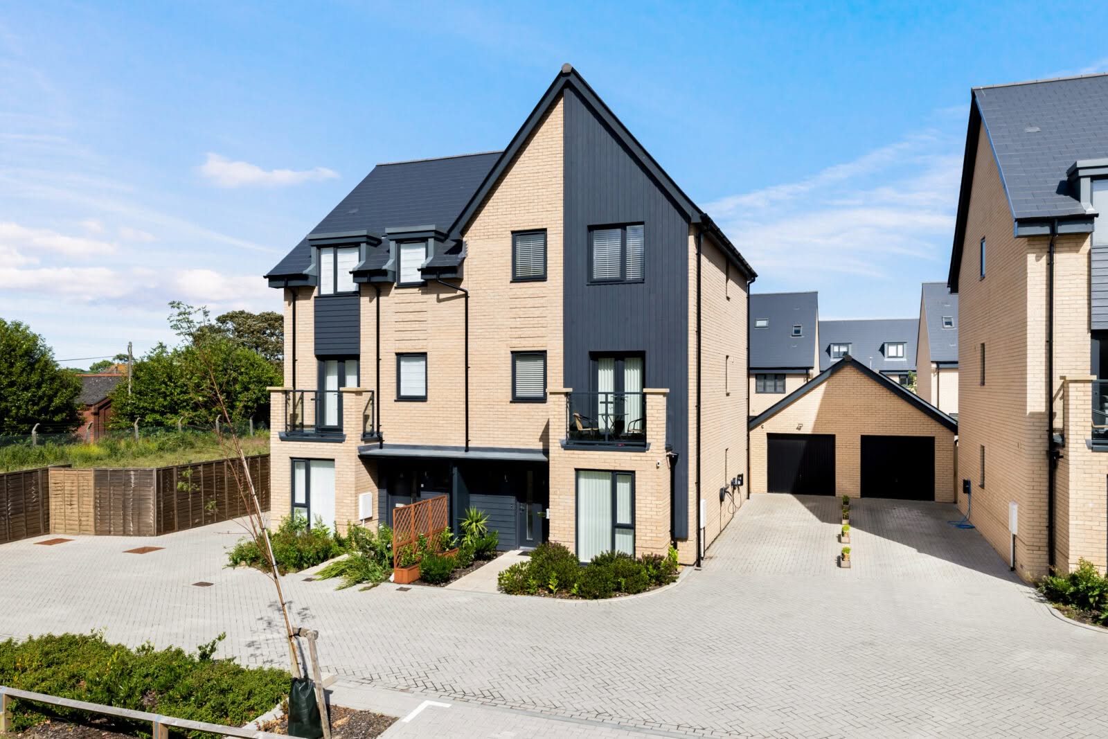 4 bedroom Semi-Detached House