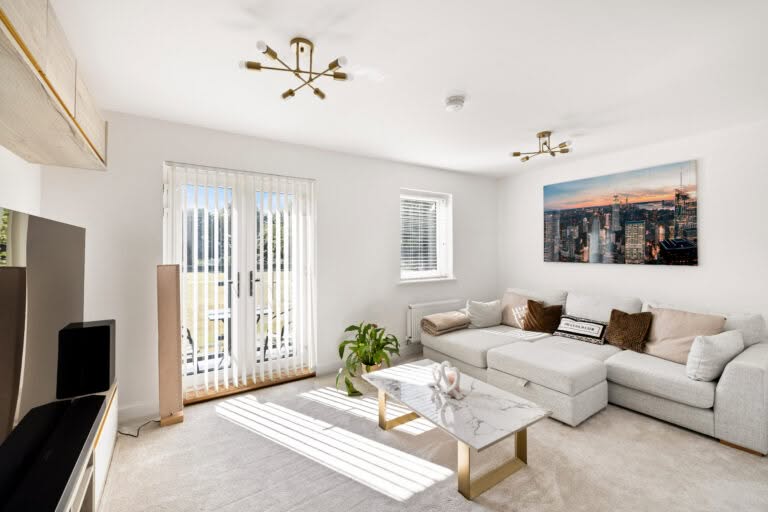 4 bedroom Semi-Detached House