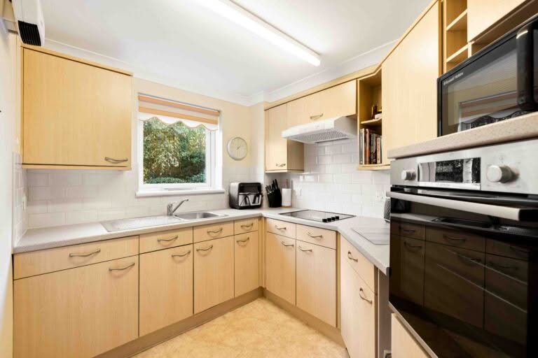 1 bedroom Ground Floor Flat in Folkestone, Kent
