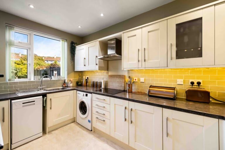 3 bedroom Semi-Detached House in Folkestone, Kent