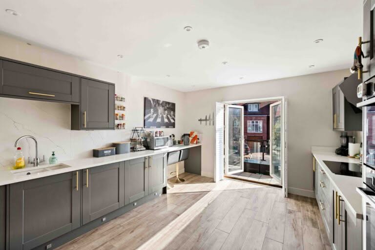 4 bedroom Semi-Detached House in Folkestone, Kent