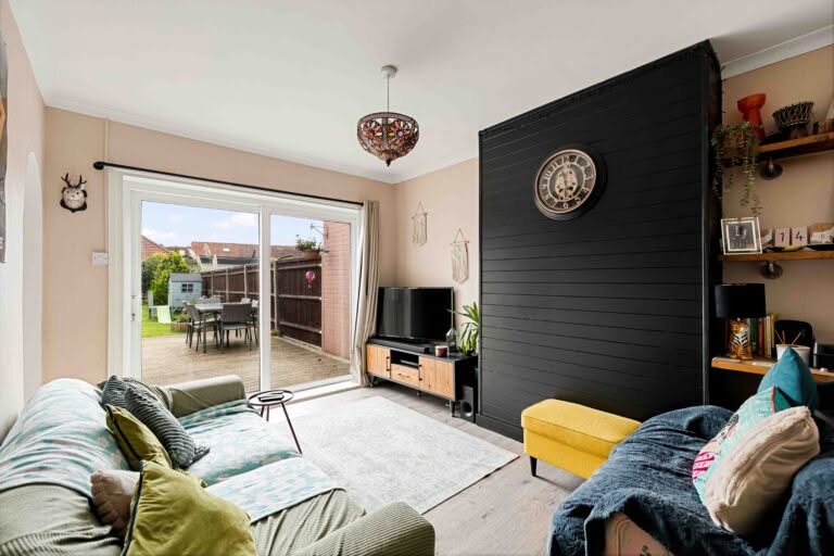3 bedroom Semi-Detached Bungalow in Folkestone, Kent