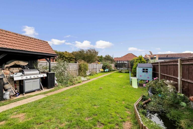 3 bedroom Semi-Detached Bungalow in Folkestone, Kent