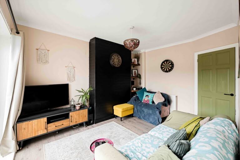 3 bedroom Semi-Detached Bungalow in Folkestone, Kent